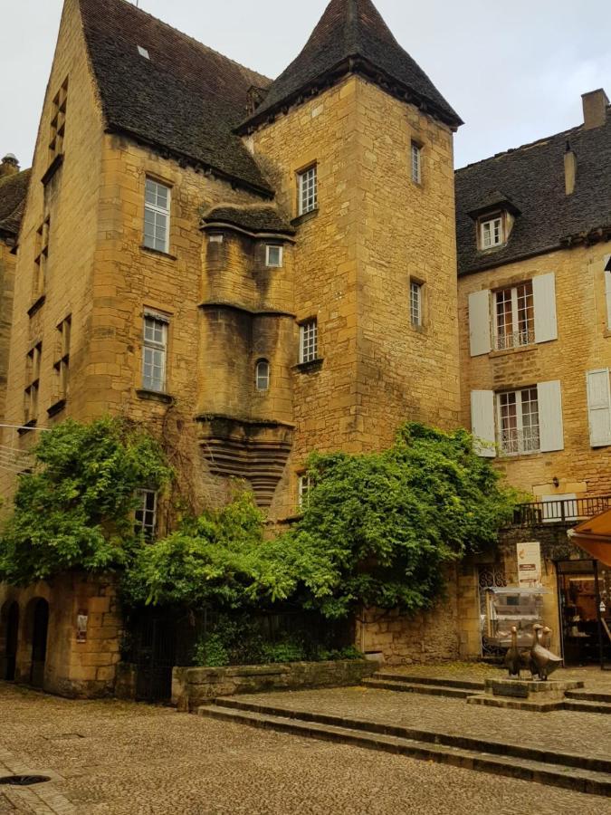 Hotel Confort Le Moulin Rouge Terrasson-Lavilledieu Exterior photo